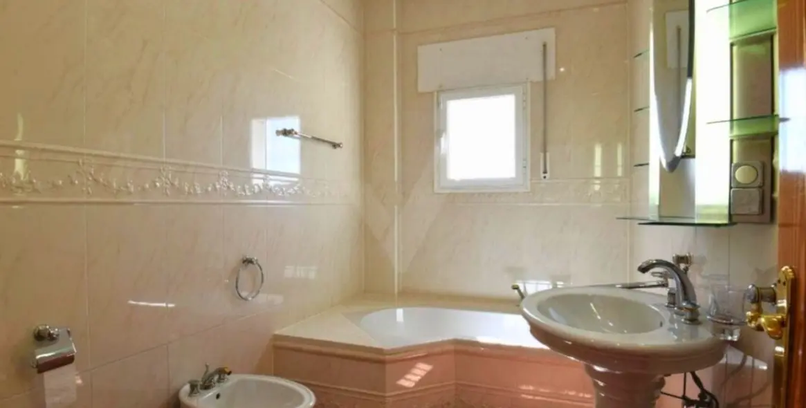 Sale of detached villa in Sayalonga 13