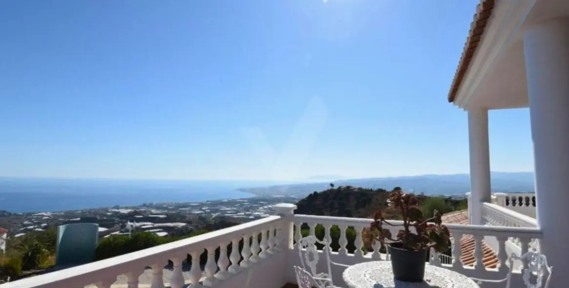 Sale of detached villa in Sayalonga 14