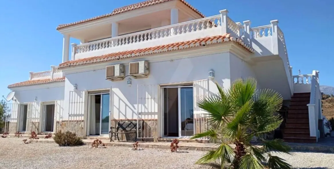 Sale of detached villa in Sayalonga 15