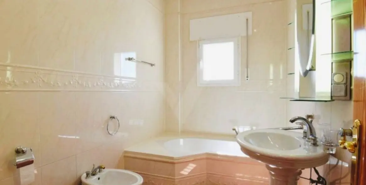 Sale of detached villa in Sayalonga 19