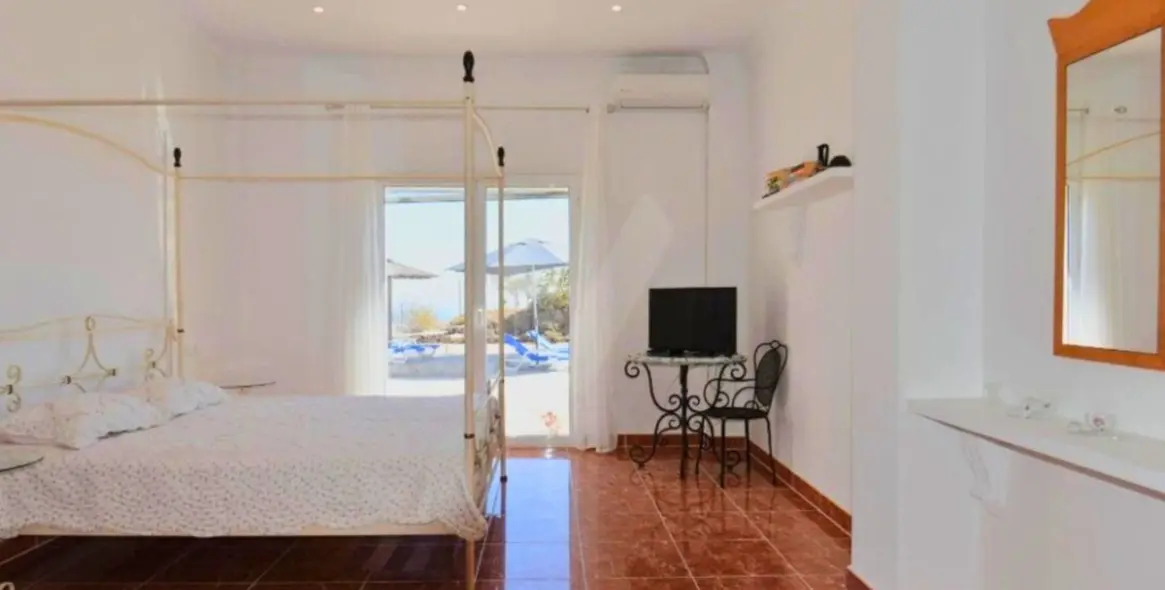 Sale of detached villa in Sayalonga 20