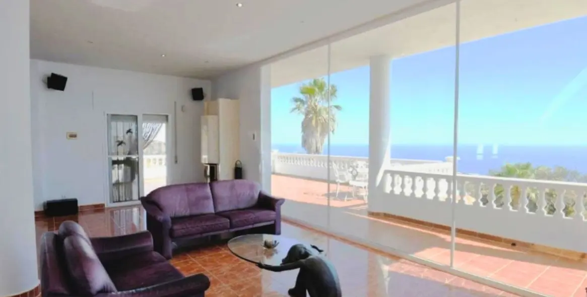 Sale of detached villa in Sayalonga 23