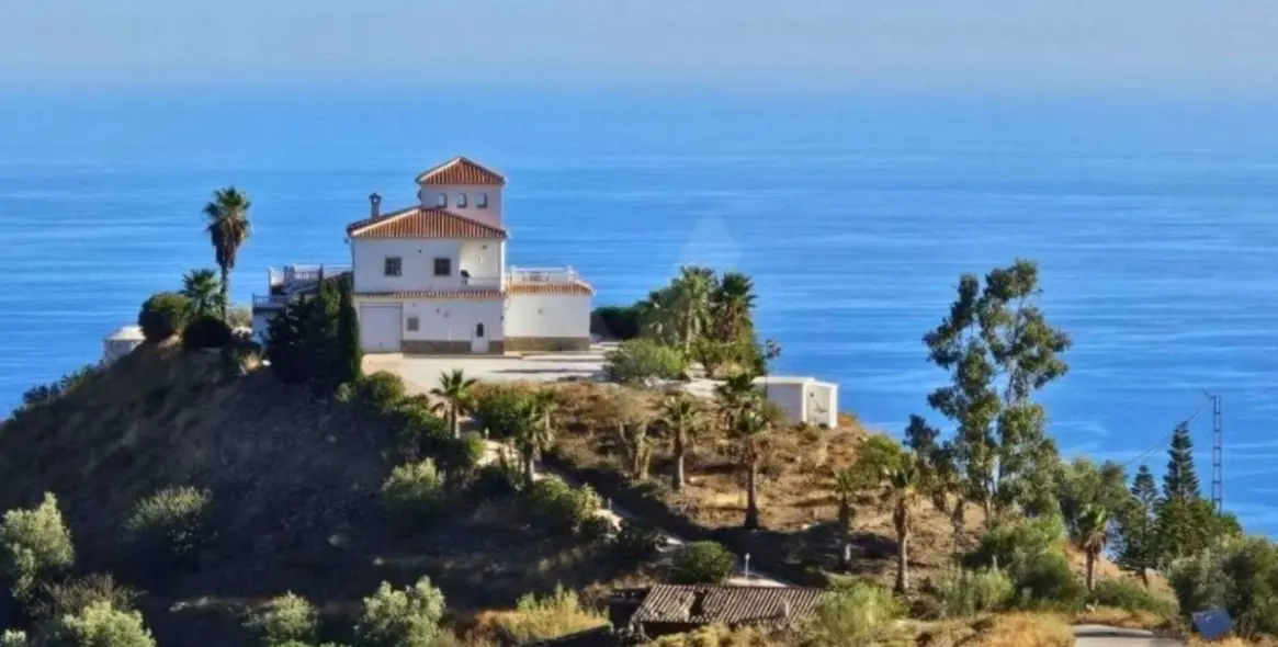 Sale of detached villa in Sayalonga 25