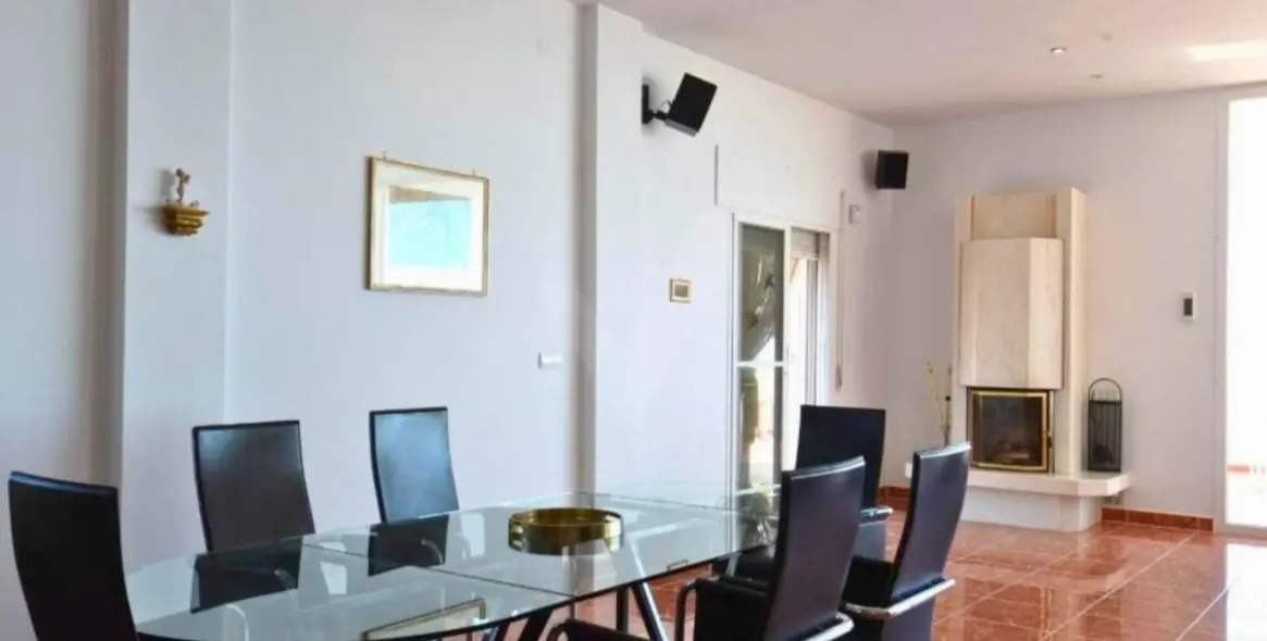 Sale of detached villa in Sayalonga 28