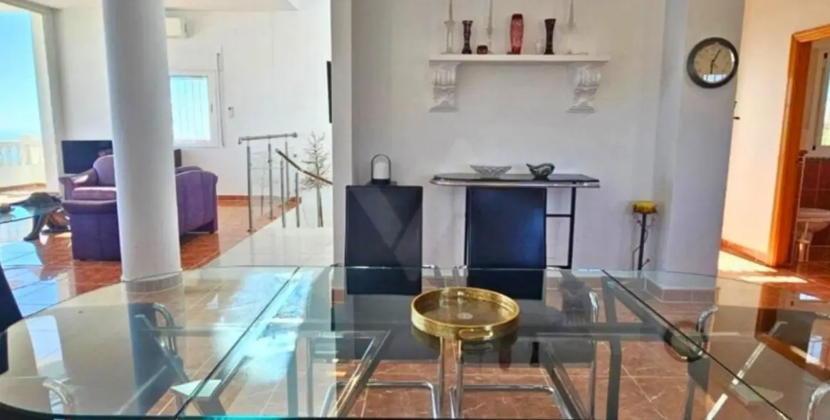 Sale of detached villa in Sayalonga 30