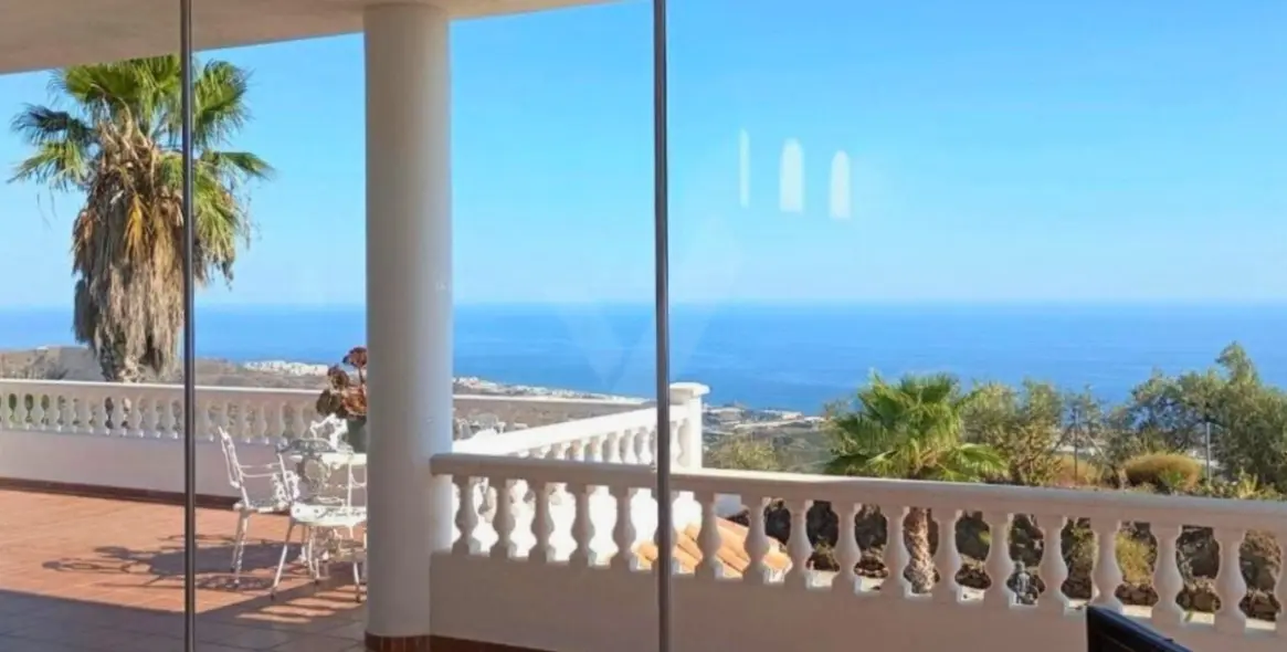Sale of detached villa in Sayalonga 31