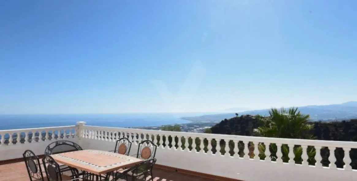 Sale of detached villa in Sayalonga 33