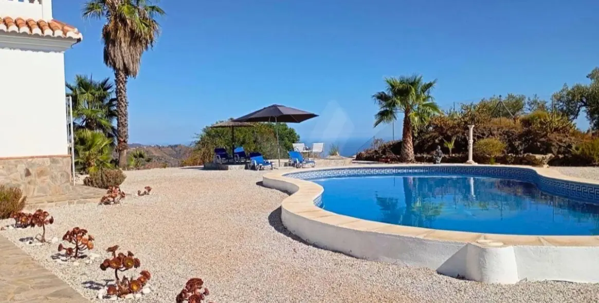 Sale of detached villa in Sayalonga 34