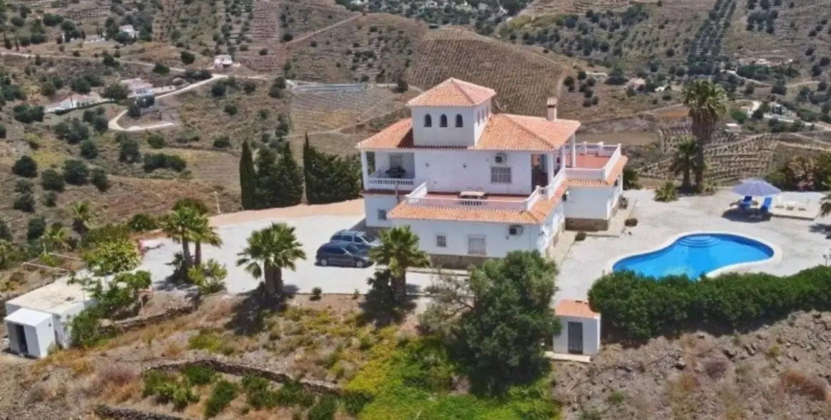 Sale of detached villa in Sayalonga 35