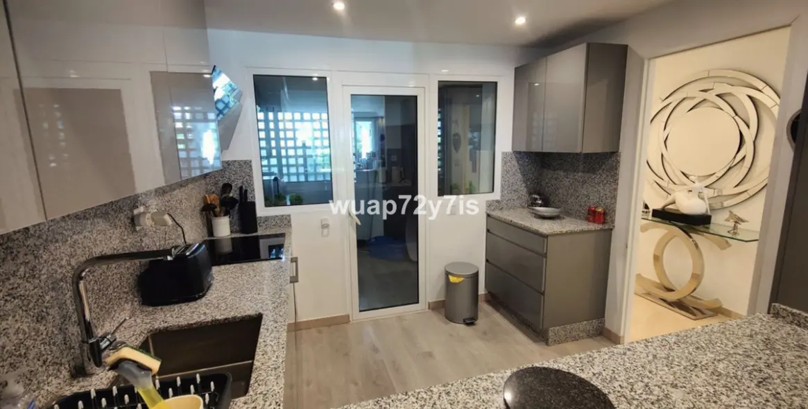 Sale of ground floor apartment in Puerto Banús 5