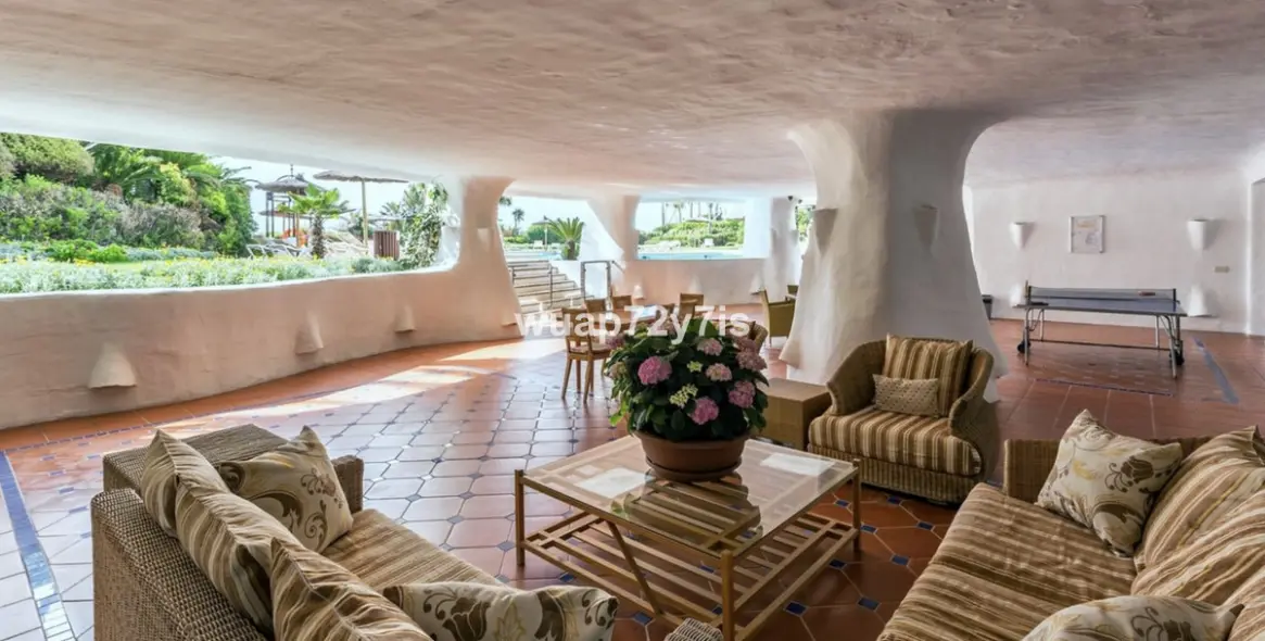 Sale of ground floor apartment in Puerto Banús 17