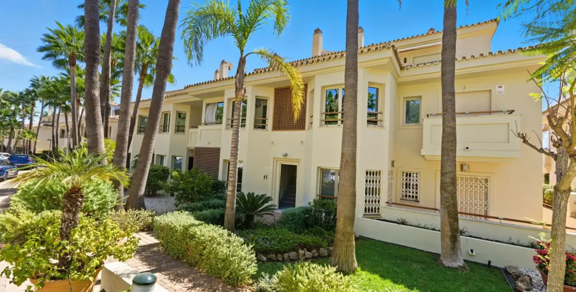 Sale of middle floor apartment in Sierra Blanca 2