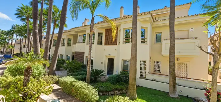 Sale of middle floor apartment in Sierra Blanca 1