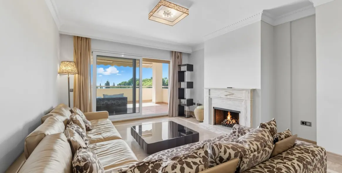 Sale of middle floor apartment in Sierra Blanca 3