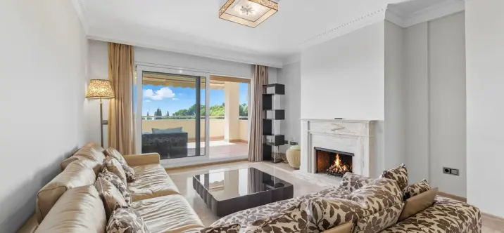 Sale of middle floor apartment in Sierra Blanca 2