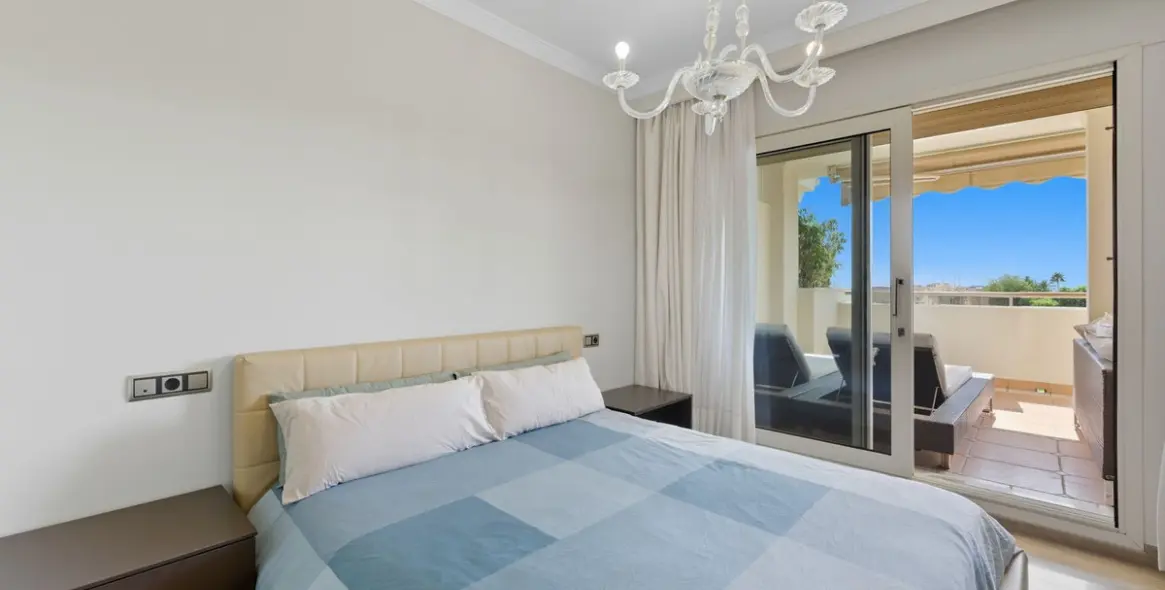 Sale of middle floor apartment in Sierra Blanca 7