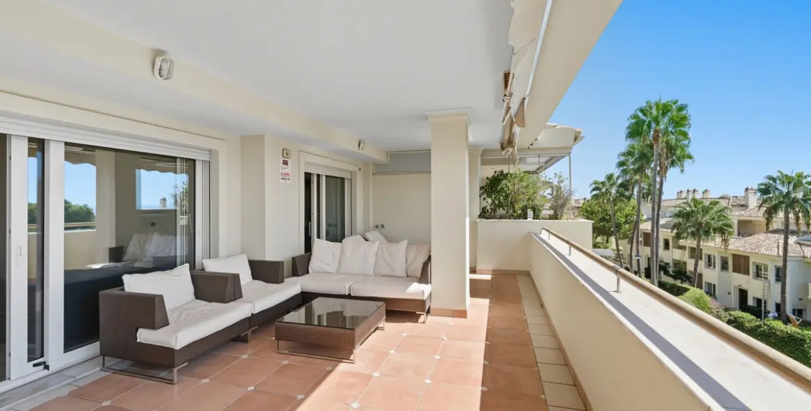 Sale of middle floor apartment in Sierra Blanca 8