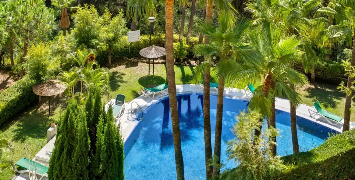 Sale of middle floor apartment in Sierra Blanca 11