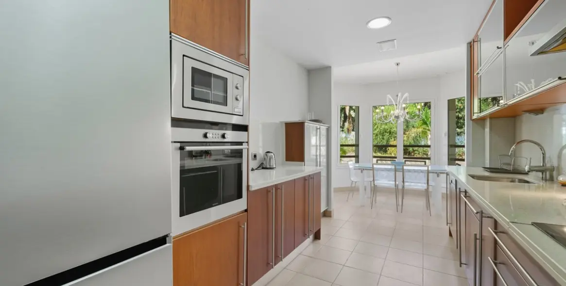 Sale of middle floor apartment in Sierra Blanca 12