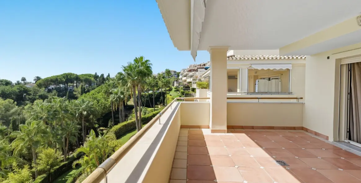 Sale of middle floor apartment in Sierra Blanca 13