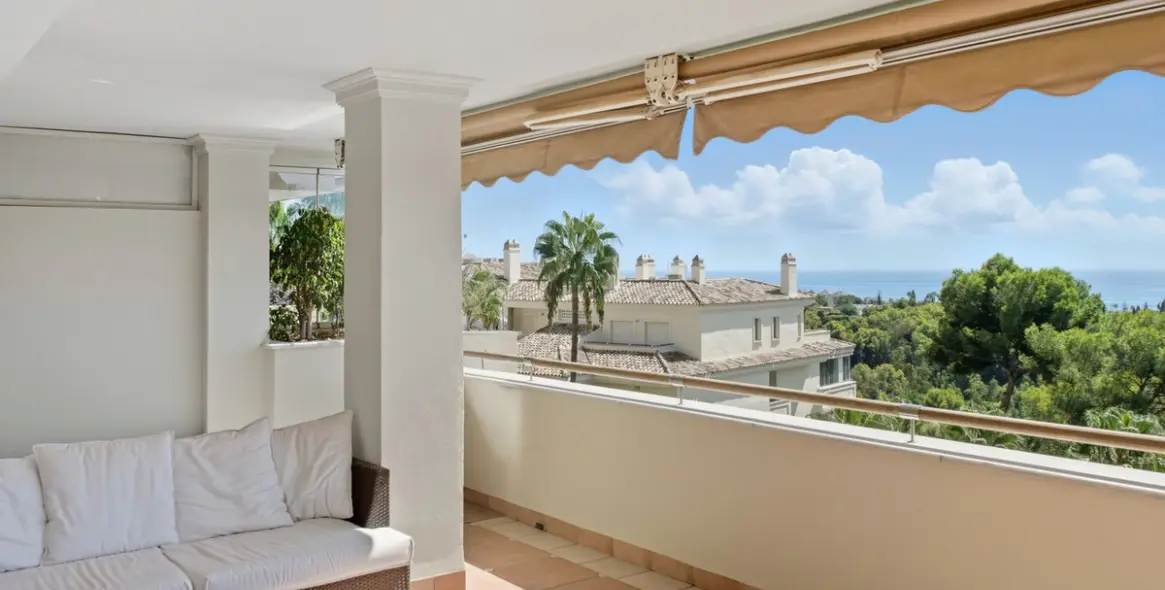 Sale of middle floor apartment in Sierra Blanca 15