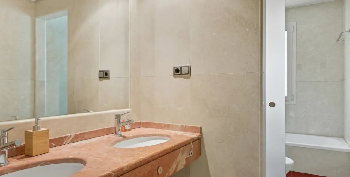 Sale of middle floor apartment in Sierra Blanca 16