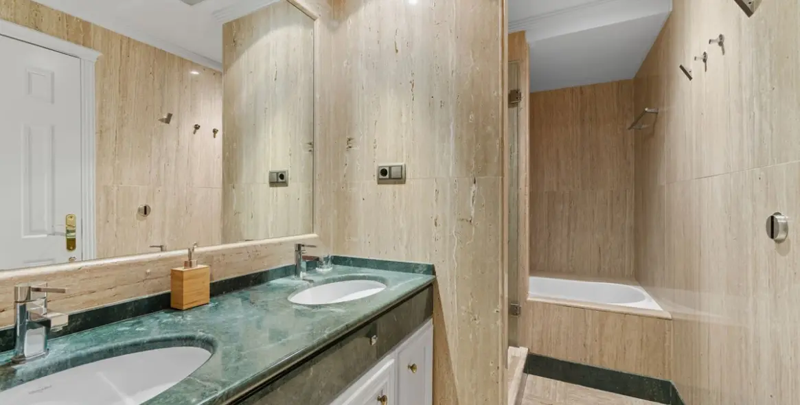 Sale of middle floor apartment in Sierra Blanca 17