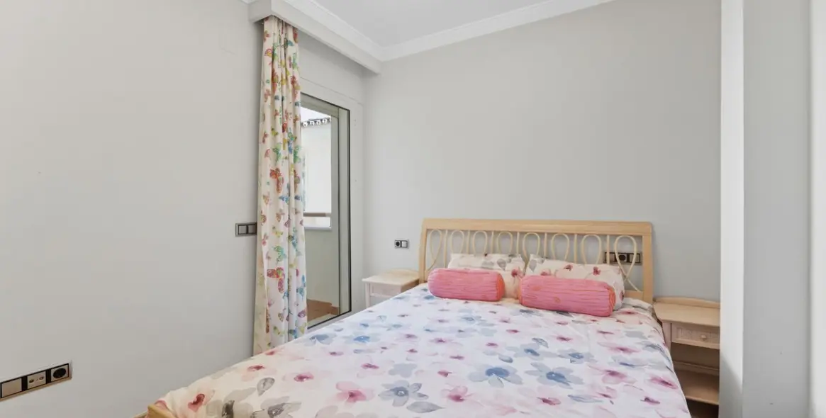 Sale of middle floor apartment in Sierra Blanca 18