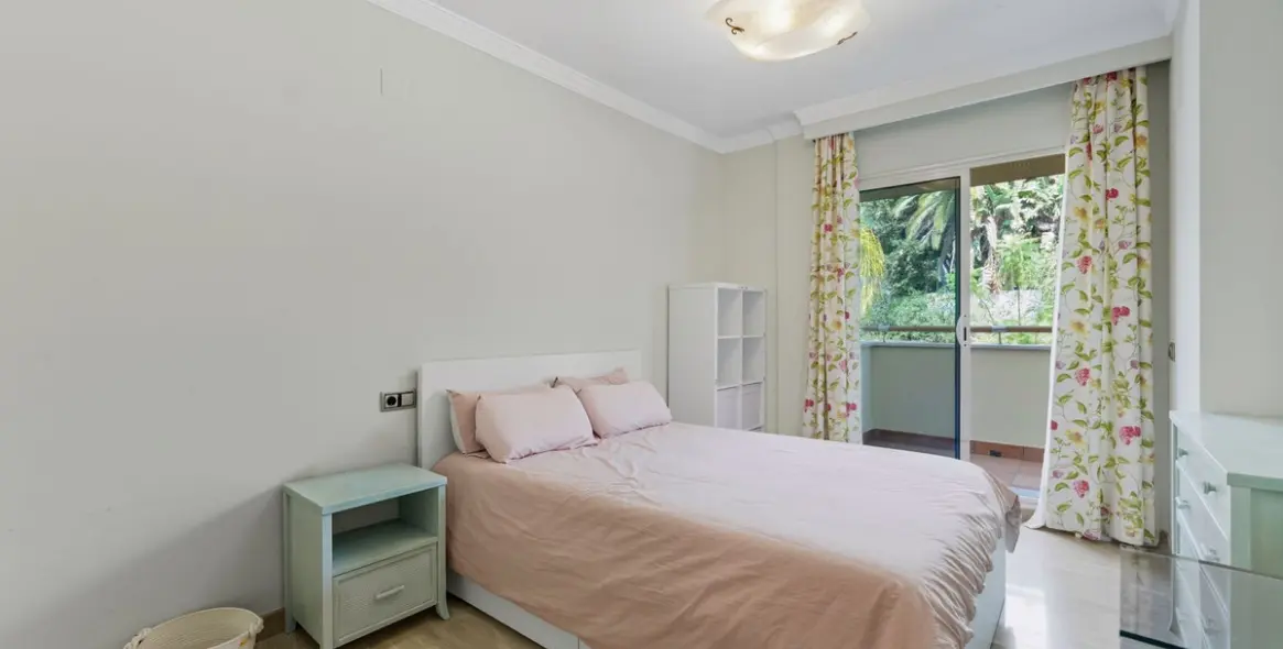 Sale of middle floor apartment in Sierra Blanca 19