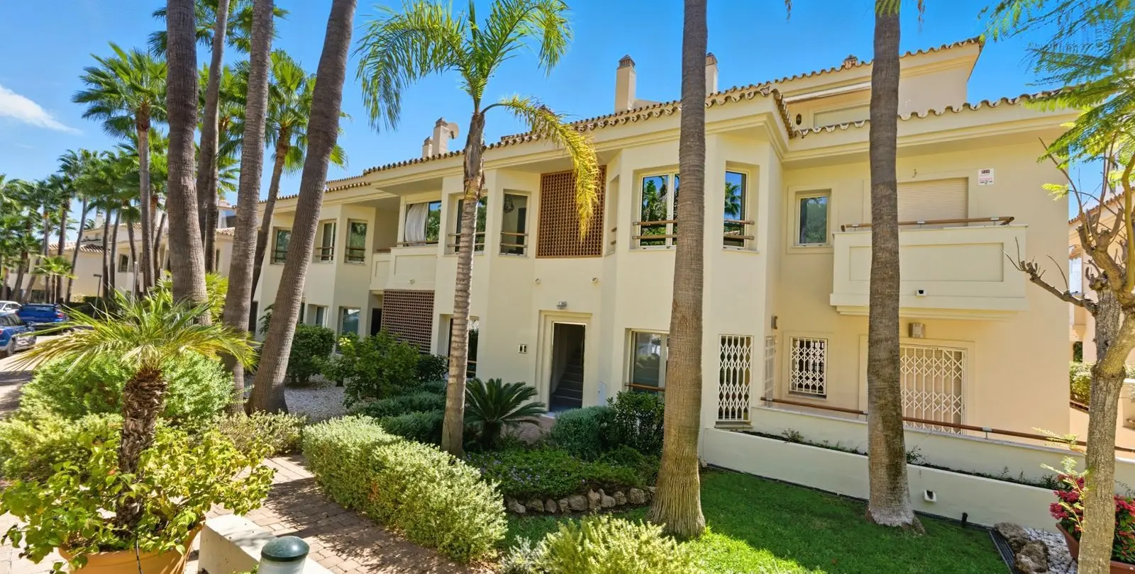 Sale of middle floor apartment in Sierra Blanca 2