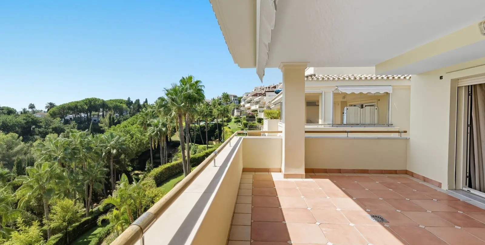 Sale of middle floor apartment in Sierra Blanca 13