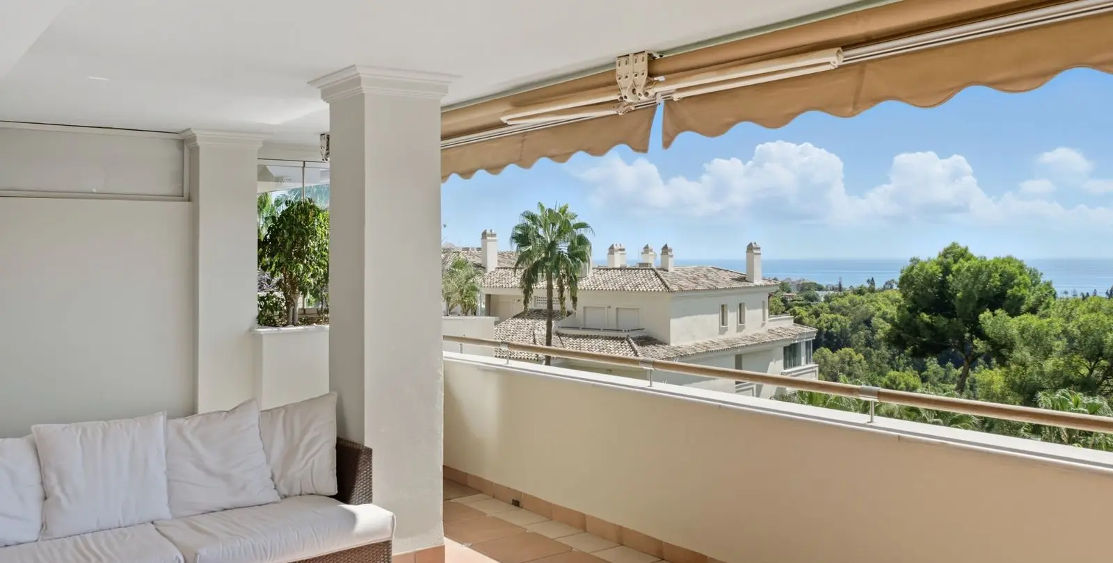 Sale of middle floor apartment in Sierra Blanca 15