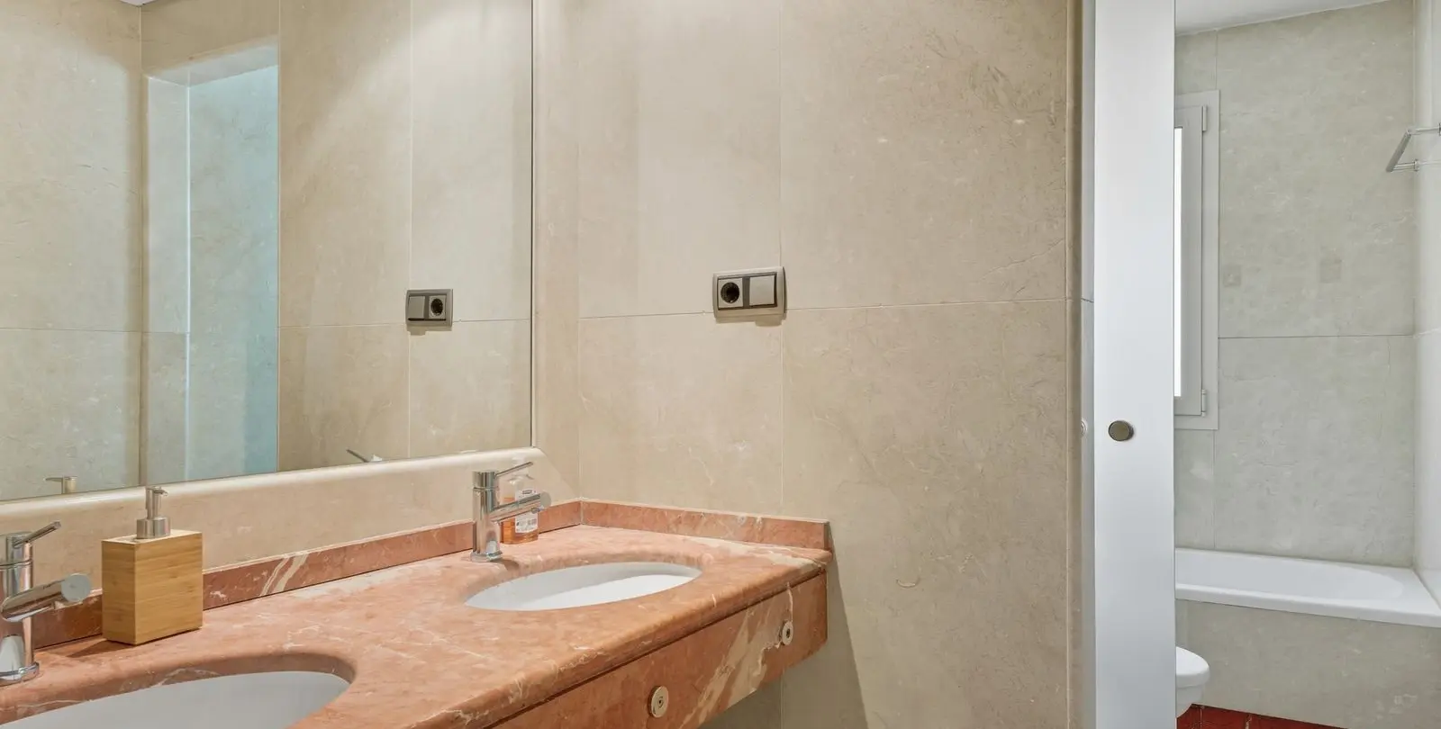 Sale of middle floor apartment in Sierra Blanca 16