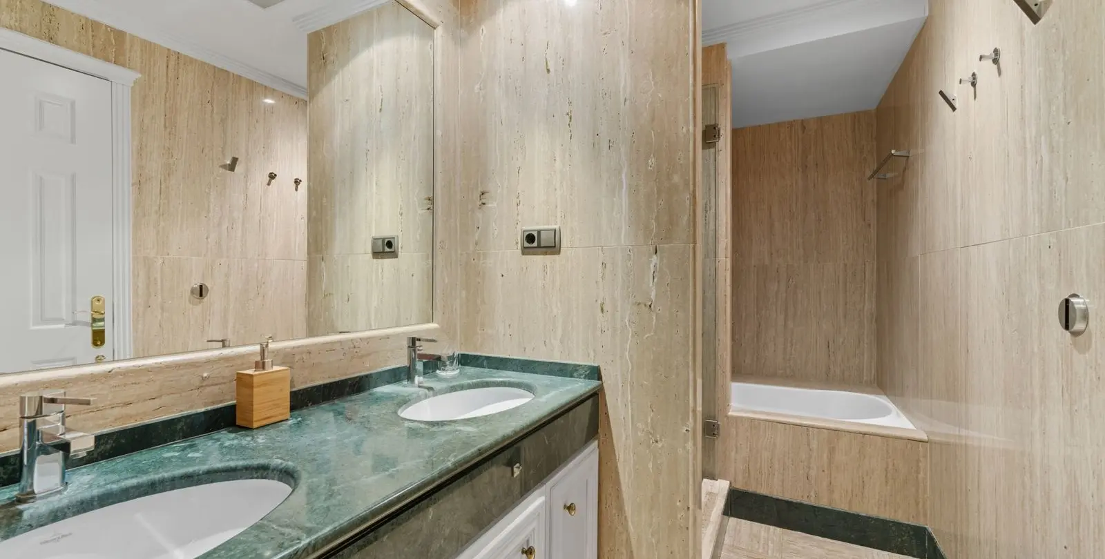 Sale of middle floor apartment in Sierra Blanca 17