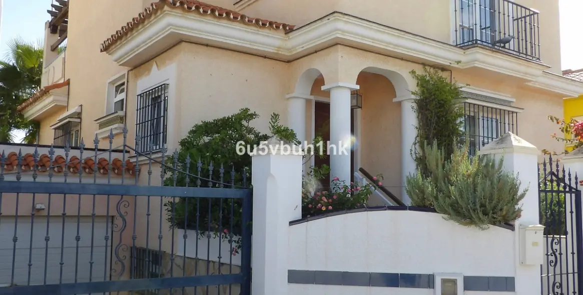 Sale of detached villa in El Castillo 1