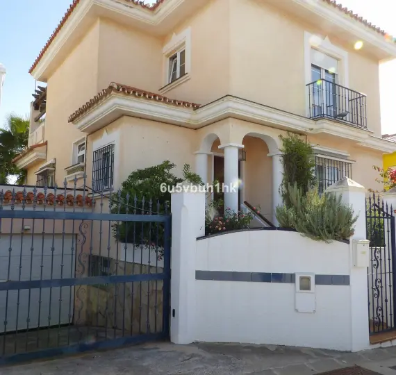 Venta de villa independiente en El Castillo