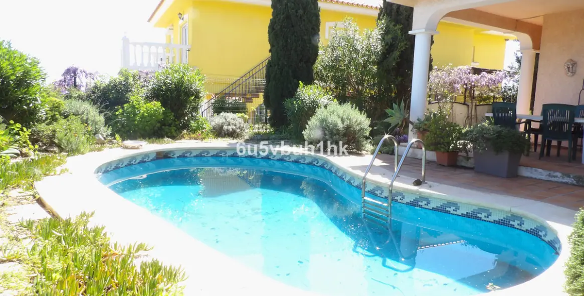 Sale of detached villa in El Castillo 4