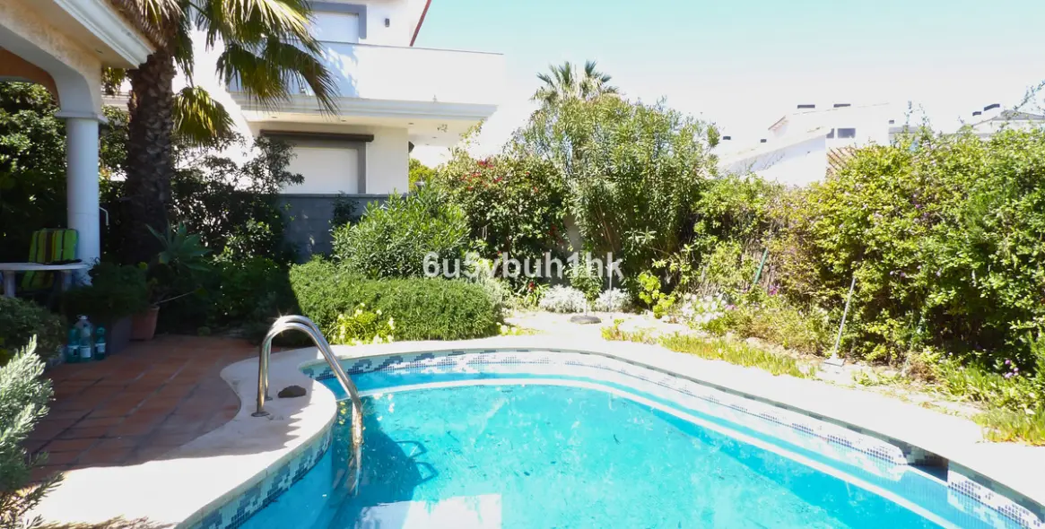 Sale of detached villa in El Castillo 5