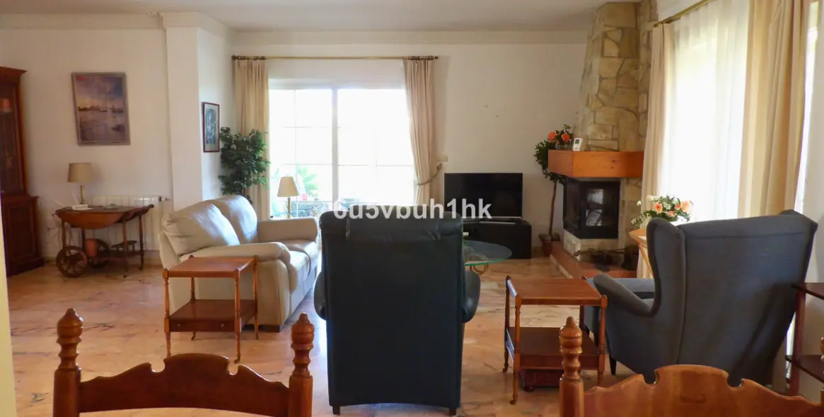 Sale of detached villa in El Castillo 10