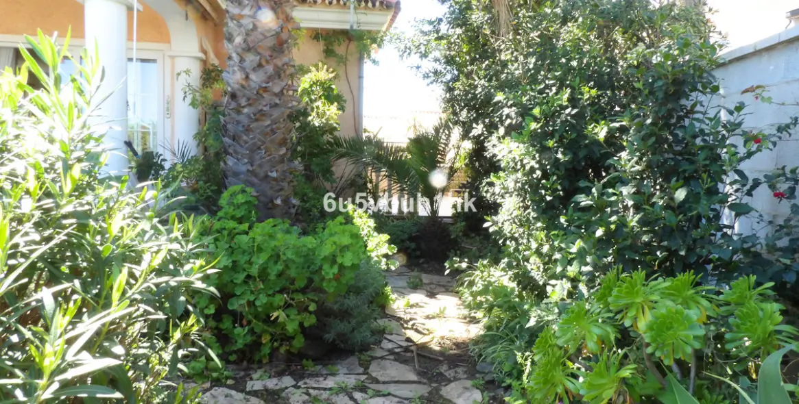 Sale of detached villa in El Castillo 20