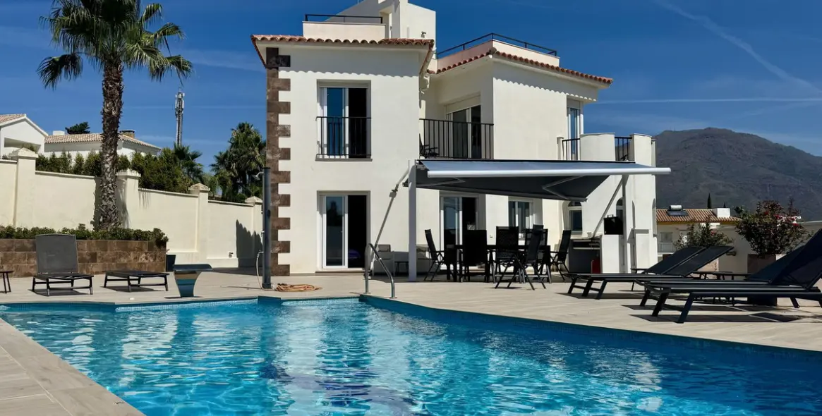 Продажа  отдельно стоящей виллы в Estepona 2