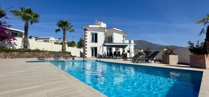 Продажа  отдельно стоящей виллы в Estepona 3