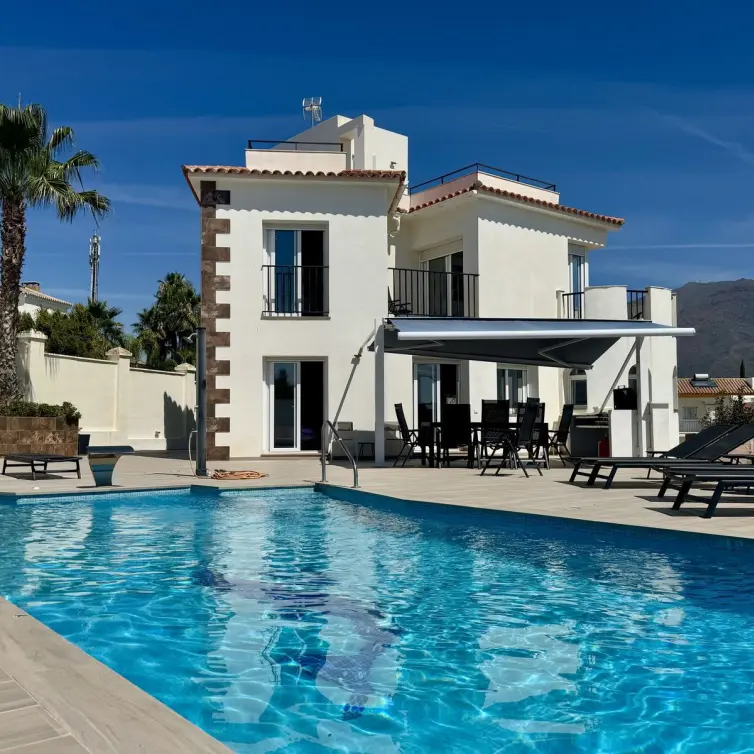 Sale of detached villa in Estepona