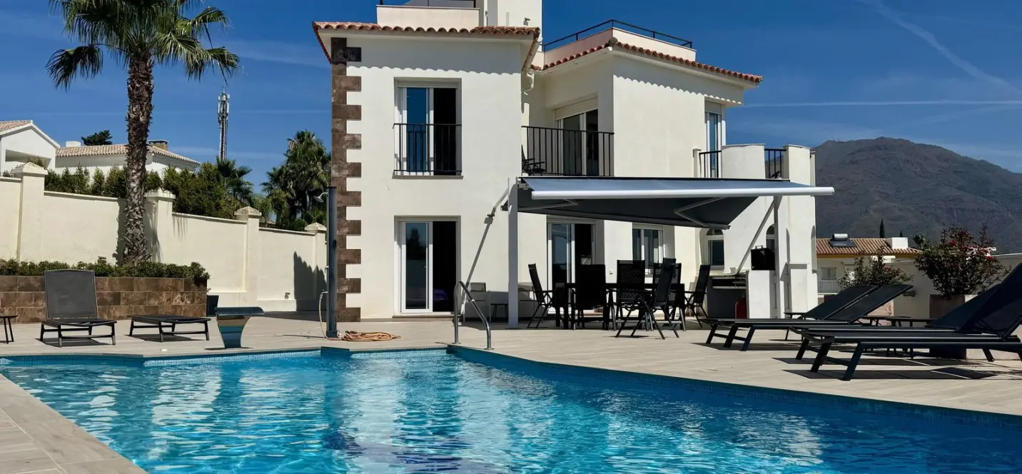 Sale of detached villa in Estepona 1