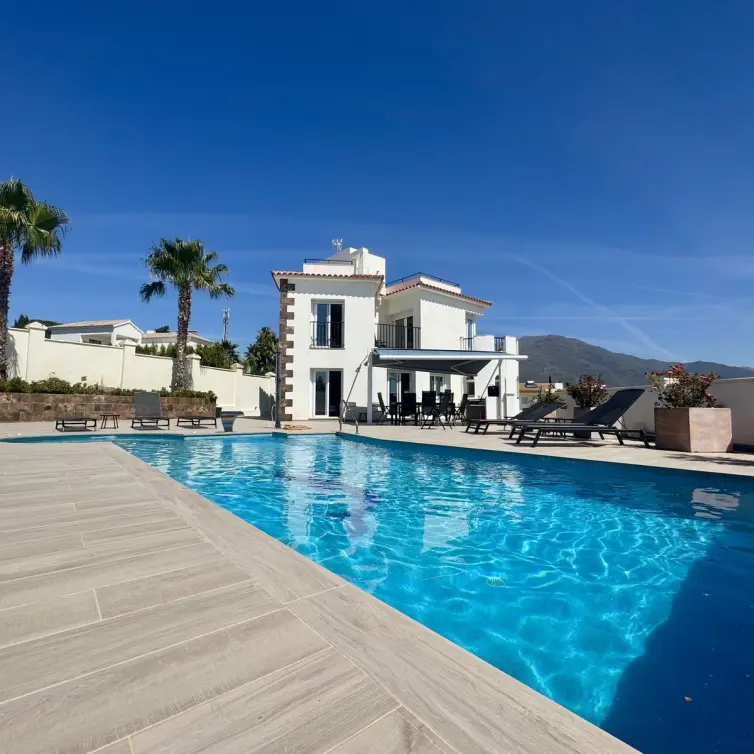 Sale of detached villa in Estepona