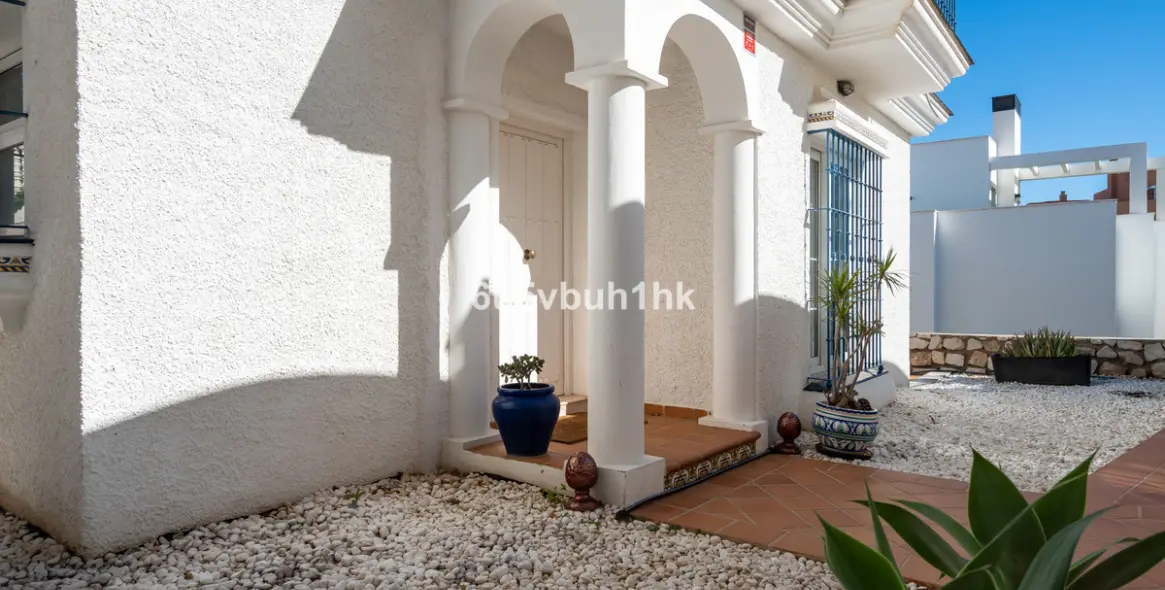 Sale of detached villa in Fuengirola 1