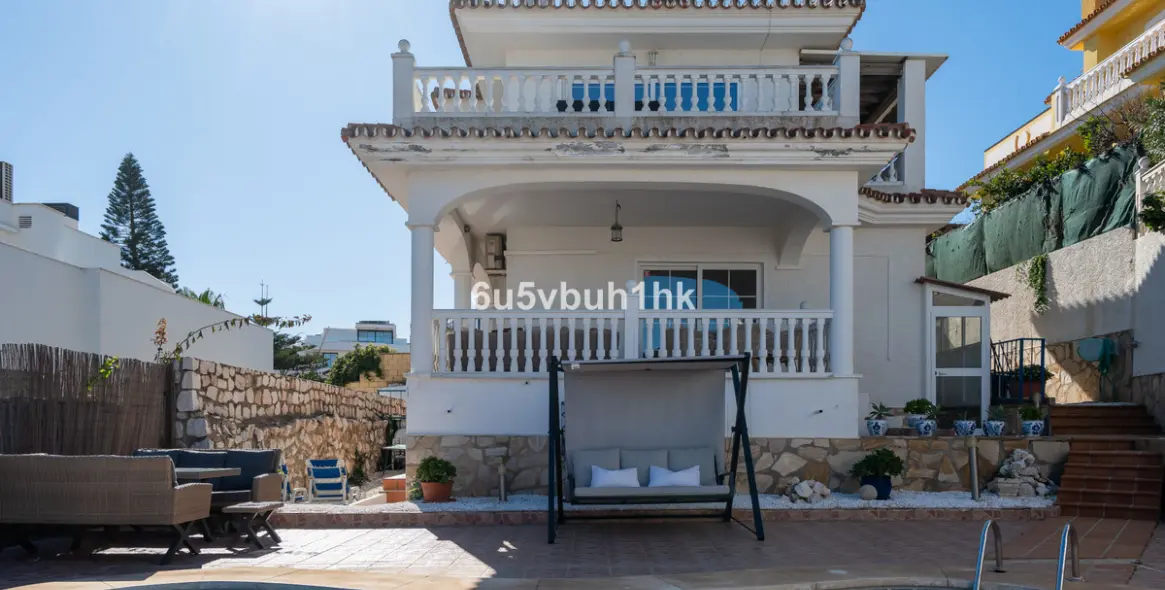 Sale of detached villa in Fuengirola 12