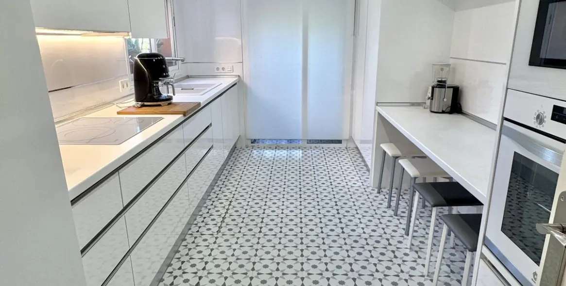 Продажа двухуровневого пентхауса в Guadalmina Baja 11