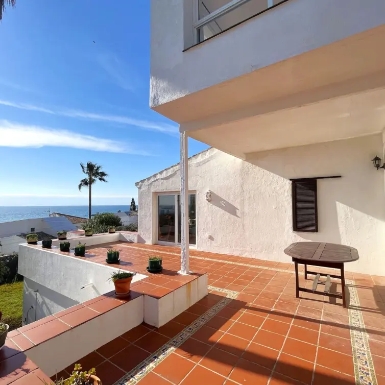 Sale of detached villa in Estepona