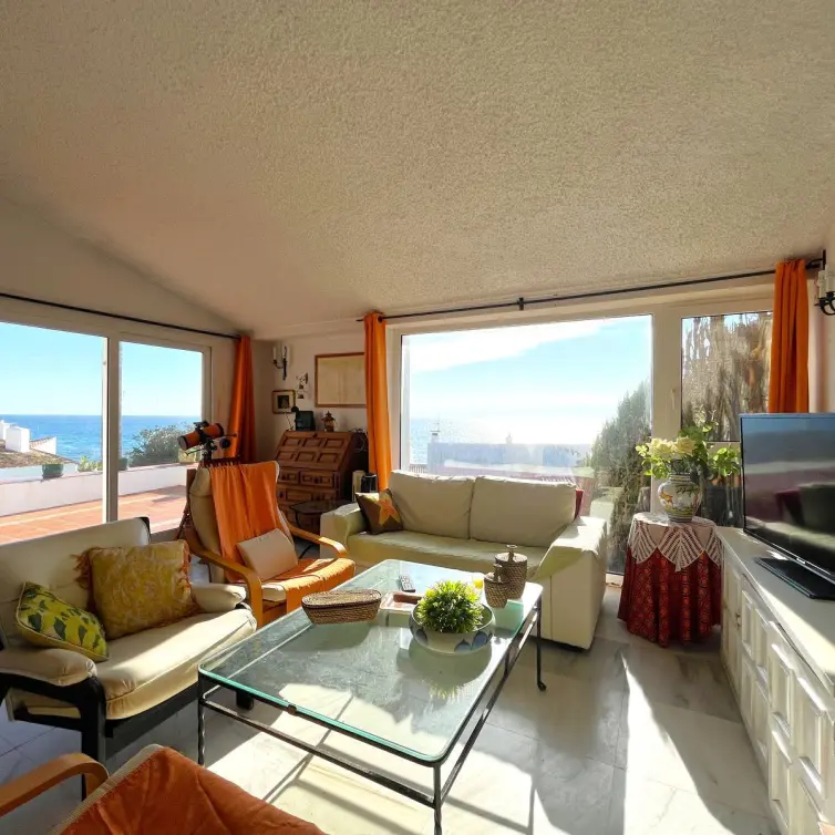 Sale of detached villa in Estepona